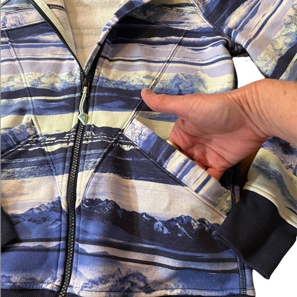 IVIVVA LULULEMON GIRLS SIZE 12 BLUE MOUNTAIN PATTERN ZIPPERED JACKET/HOODIE - Picture 2 of 10